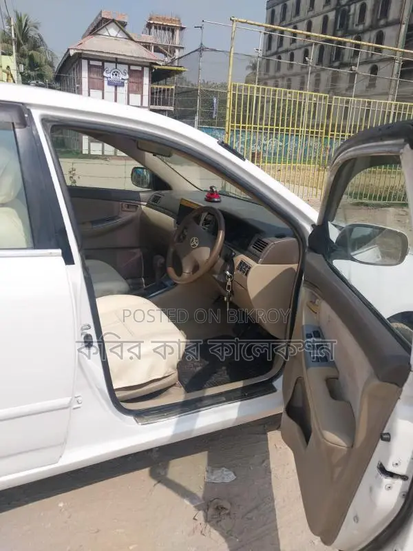 Toyota Corolla white 2004