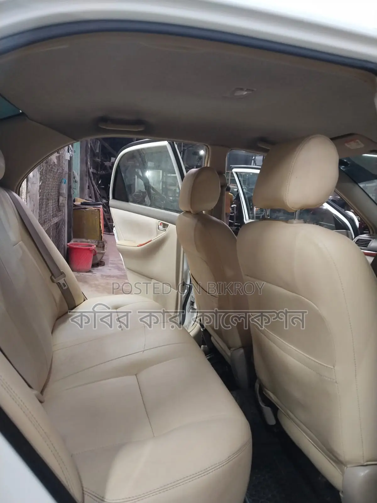 Toyota Corolla white 2004