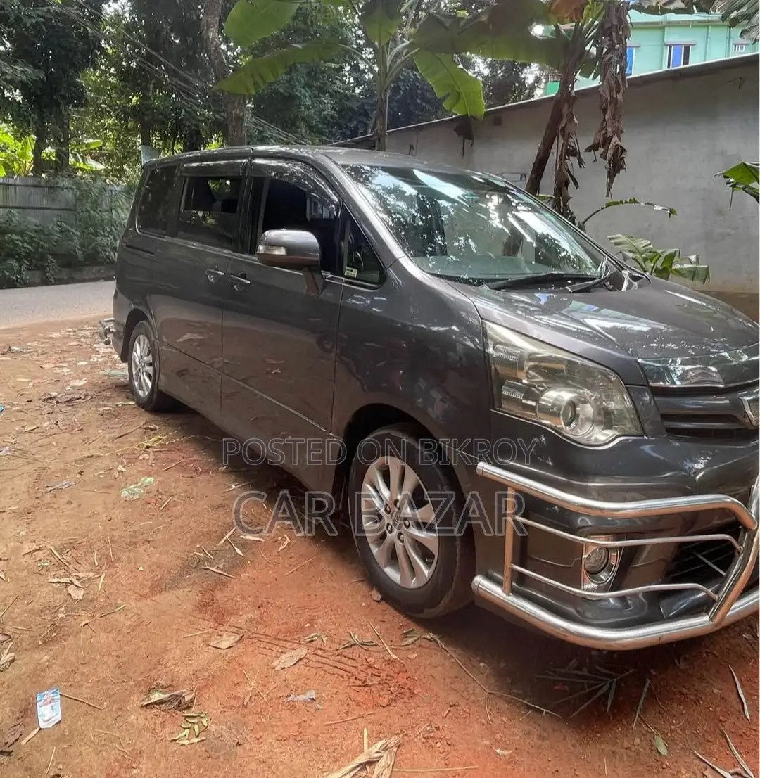 Toyota Noah Si Grade Push 2013