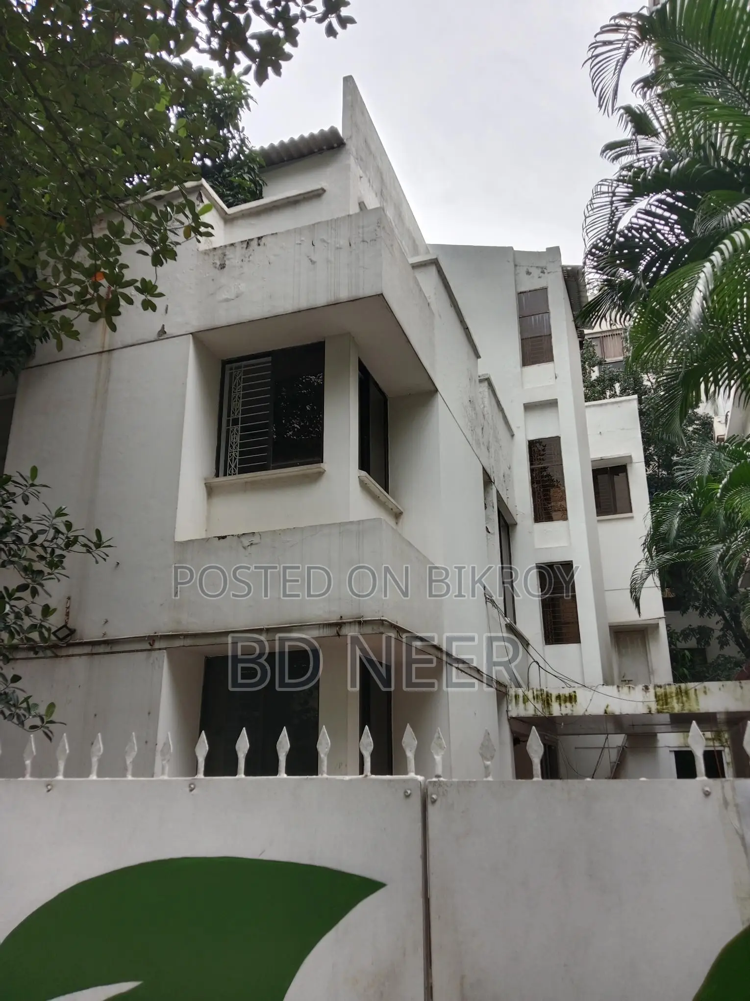indipendent 3 stores house 10+ room available in Gulshan 2