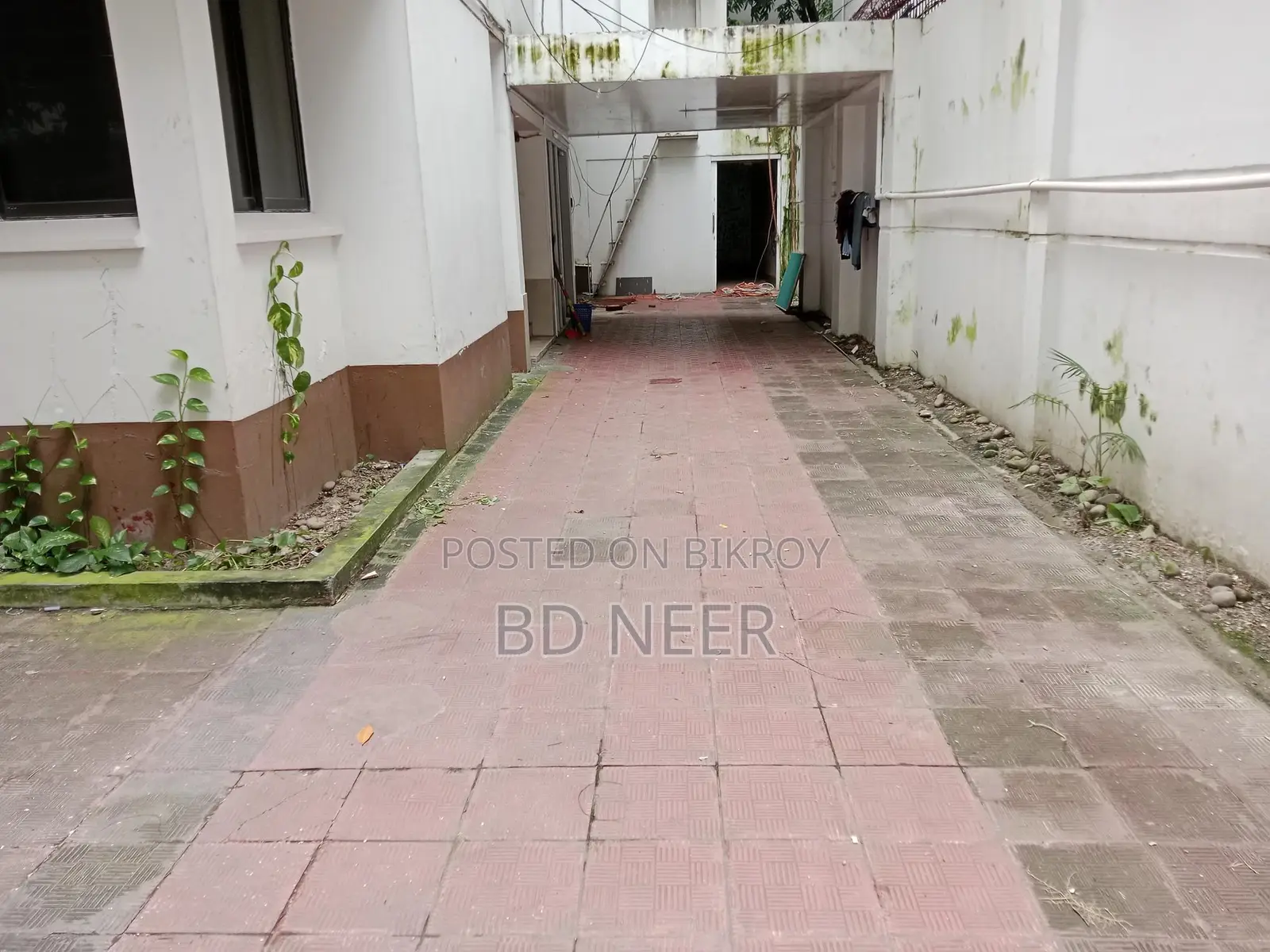 indipendent 3 stores house 10+ room available in Gulshan 2