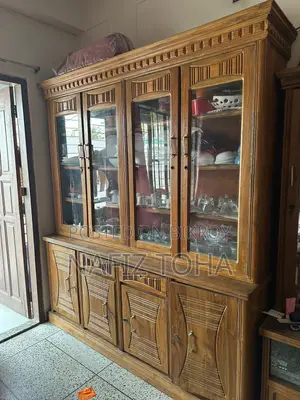 “Nearly New Wooden Showcase for Sale – The Best Opportunity to Enhance Your Home Decor!”