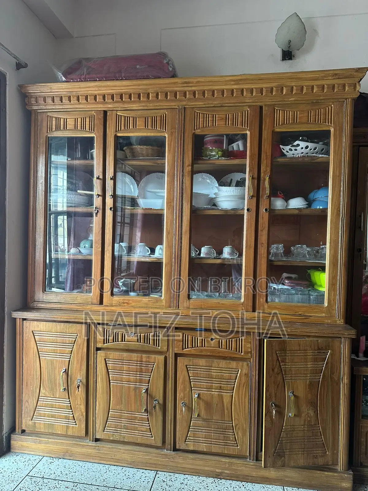 “Nearly New Wooden Showcase for Sale – The Best Opportunity to Enhance Your Home Decor!”