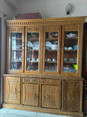 “Nearly New Wooden Showcase for Sale – The Best Opportunity to Enhance Your Home Decor!”