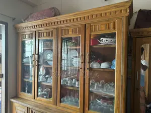 “Nearly New Wooden Showcase for Sale – The Best Opportunity to Enhance Your Home Decor!”