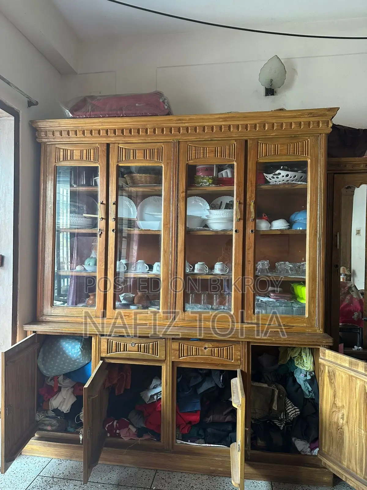 “Nearly New Wooden Showcase for Sale – The Best Opportunity to Enhance Your Home Decor!”