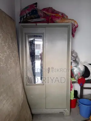 স্টিলের আলমারি