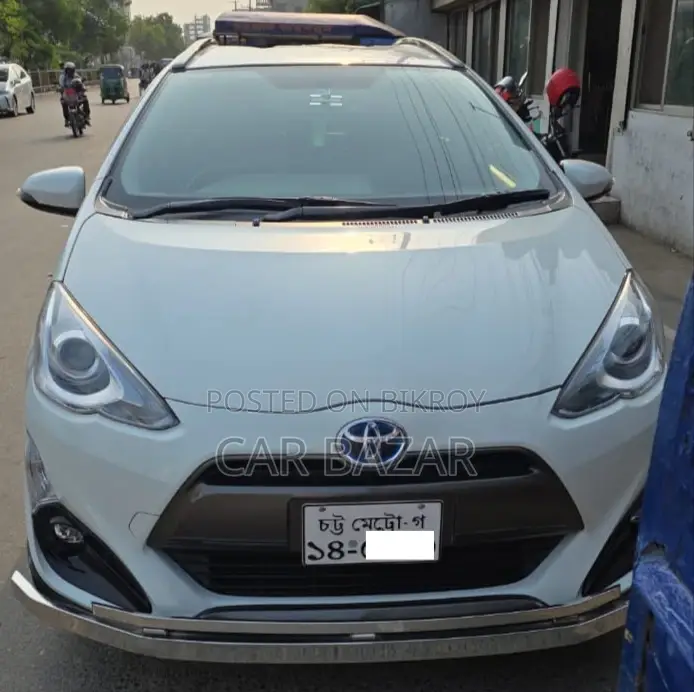 টয়োটা অ্যাকুয়া ২০১৫ অফ হোয়াইট
