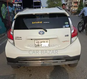 টয়োটা অ্যাকুয়া ২০১৫ অফ হোয়াইট