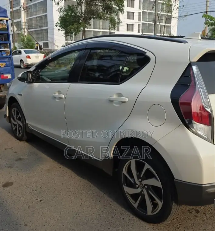 টয়োটা অ্যাকুয়া ২০১৫ অফ হোয়াইট
