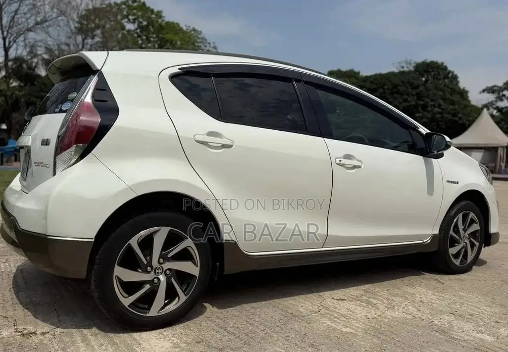 টয়োটা অ্যাকুয়া ২০১৫ অফ হোয়াইট