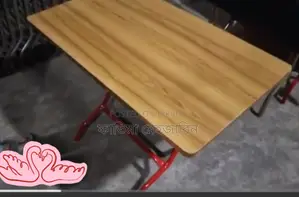 অল্প ব্যবহৃত বোর্ডের ডাইনিং টেবিল