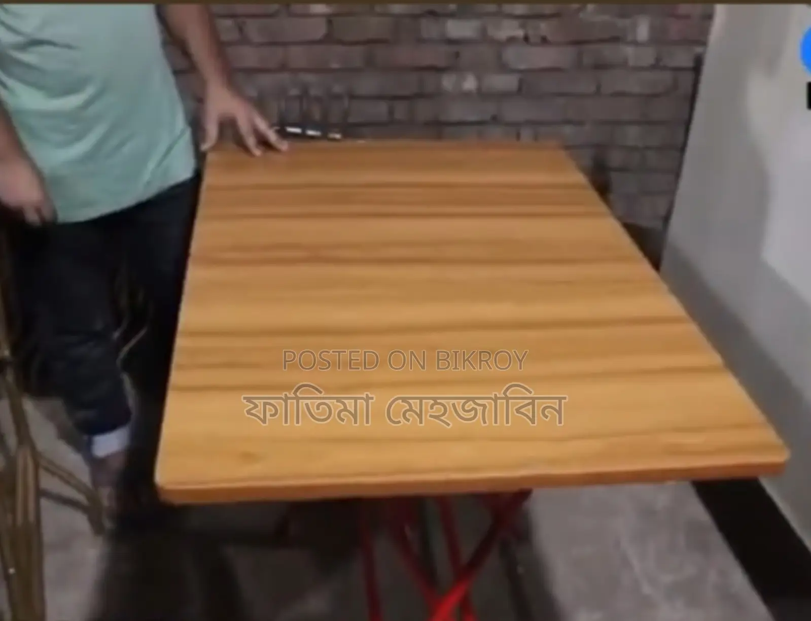 অল্প ব্যবহৃত বোর্ডের ডাইনিং টেবিল