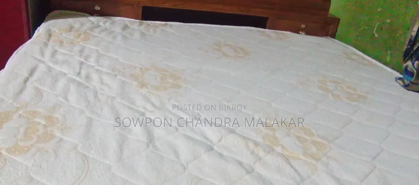 High-Quality Foam Mattress - Almost New / King Size Mattress for Sale