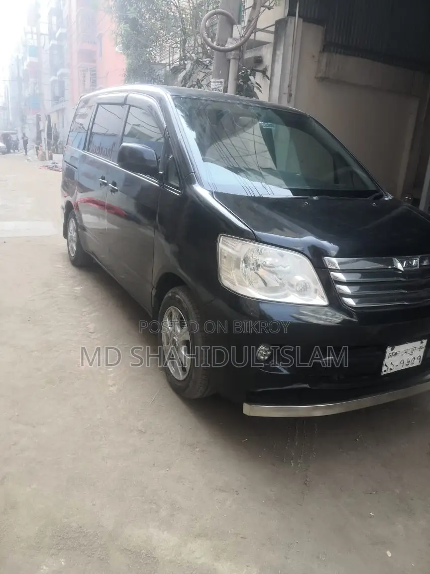 Toyota Noah 2003