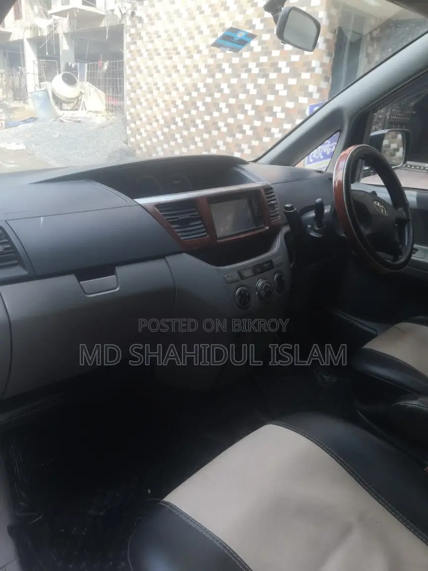 Toyota Noah 2003