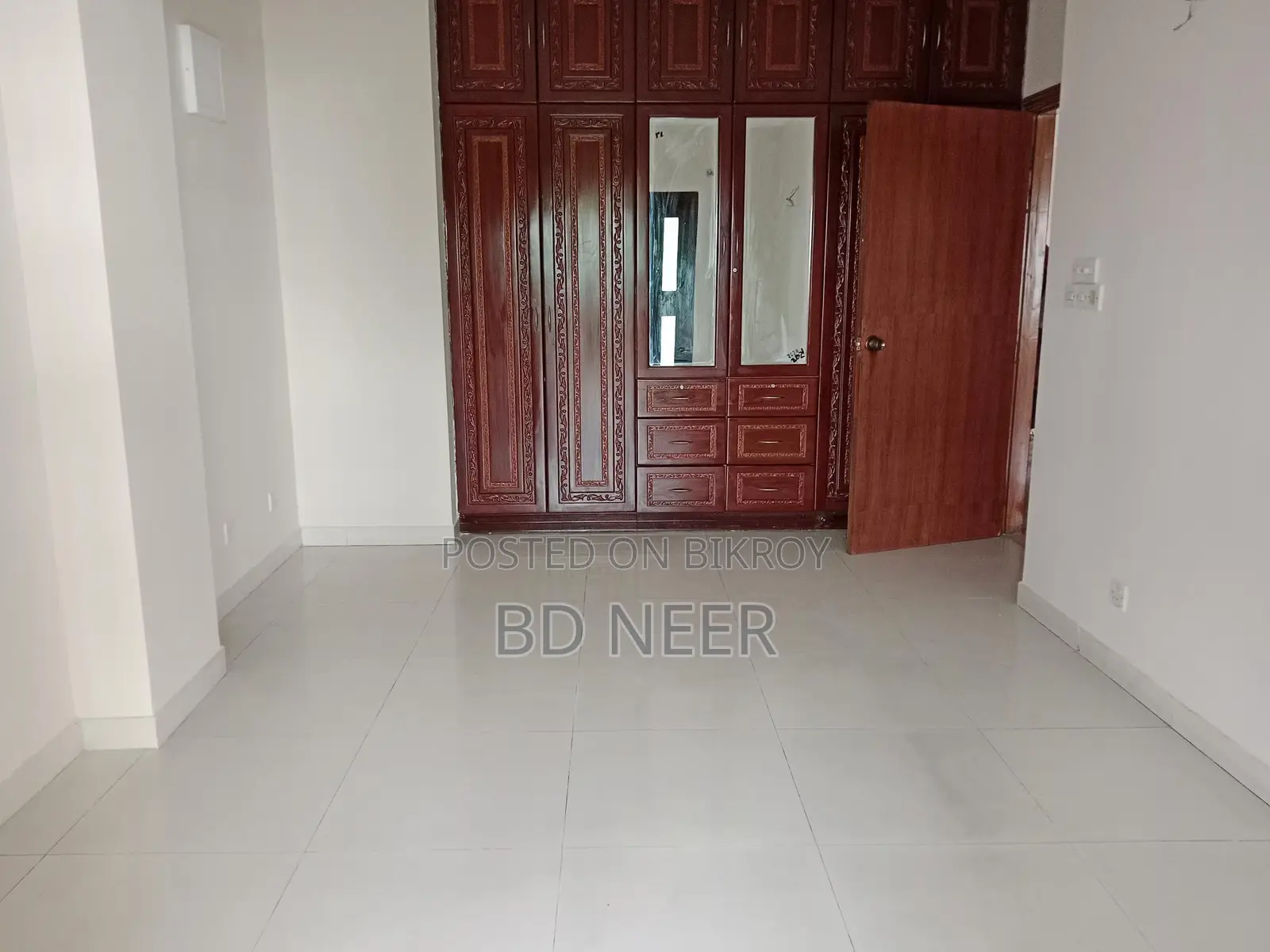 গুলশান ২ উত্তর দিকে ৩২৫০ বর্গফুটের চমৎকার ৪ বেডরুমের অ্যাপার্টমেন্ট খালি আছে