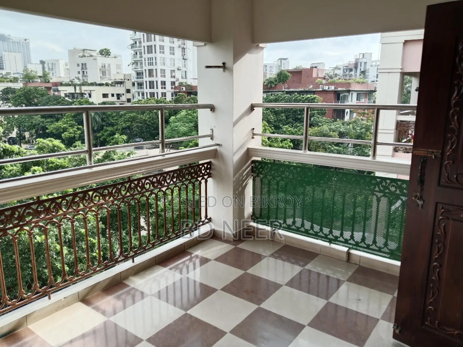 গুলশান ২ উত্তর দিকে ৩২৫০ বর্গফুটের চমৎকার ৪ বেডরুমের অ্যাপার্টমেন্ট খালি আছে