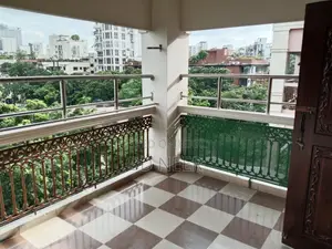 গুলশান ২ উত্তর দিকে ৩২৫০ বর্গফুটের চমৎকার ৪ বেডরুমের অ্যাপার্টমেন্ট খালি আছে