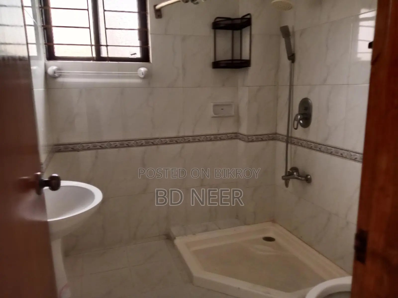 গুলশান ২ উত্তর দিকে ৩২৫০ বর্গফুটের চমৎকার ৪ বেডরুমের অ্যাপার্টমেন্ট খালি আছে