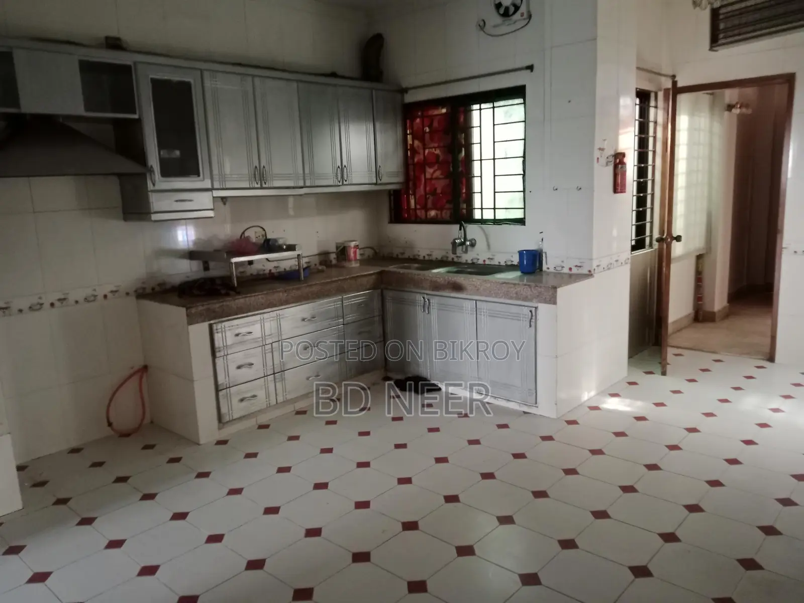 গুলশান ২ উত্তর দিকে ৩২৫০ বর্গফুটের চমৎকার ৪ বেডরুমের অ্যাপার্টমেন্ট খালি আছে