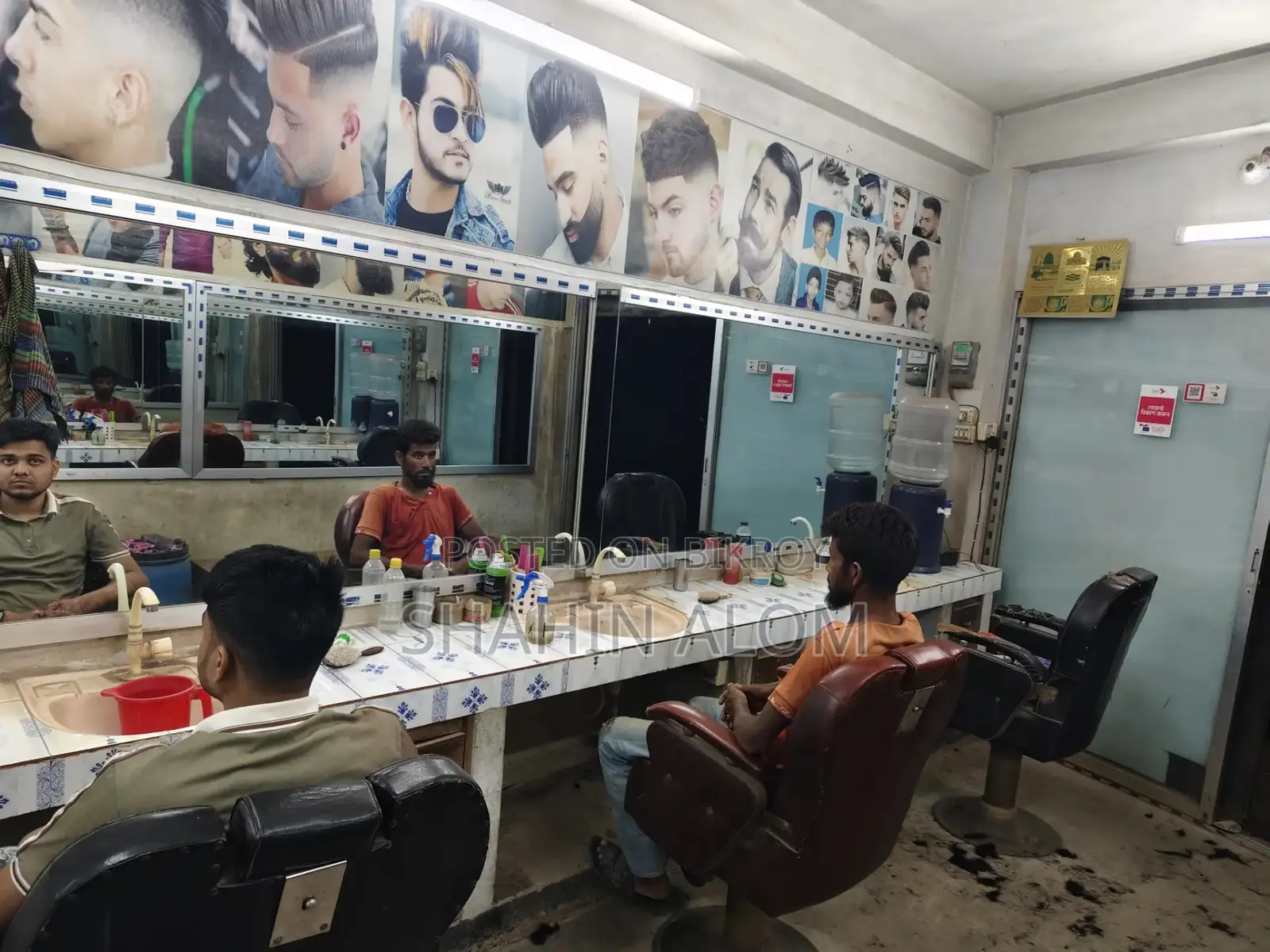 একটি সেলুনের দোকান ডেকেরেশন সহ বিক্রয় হবে