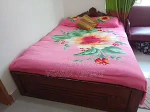 সেগুন কাঠের সুন্দর মজবুত একটি বেড।