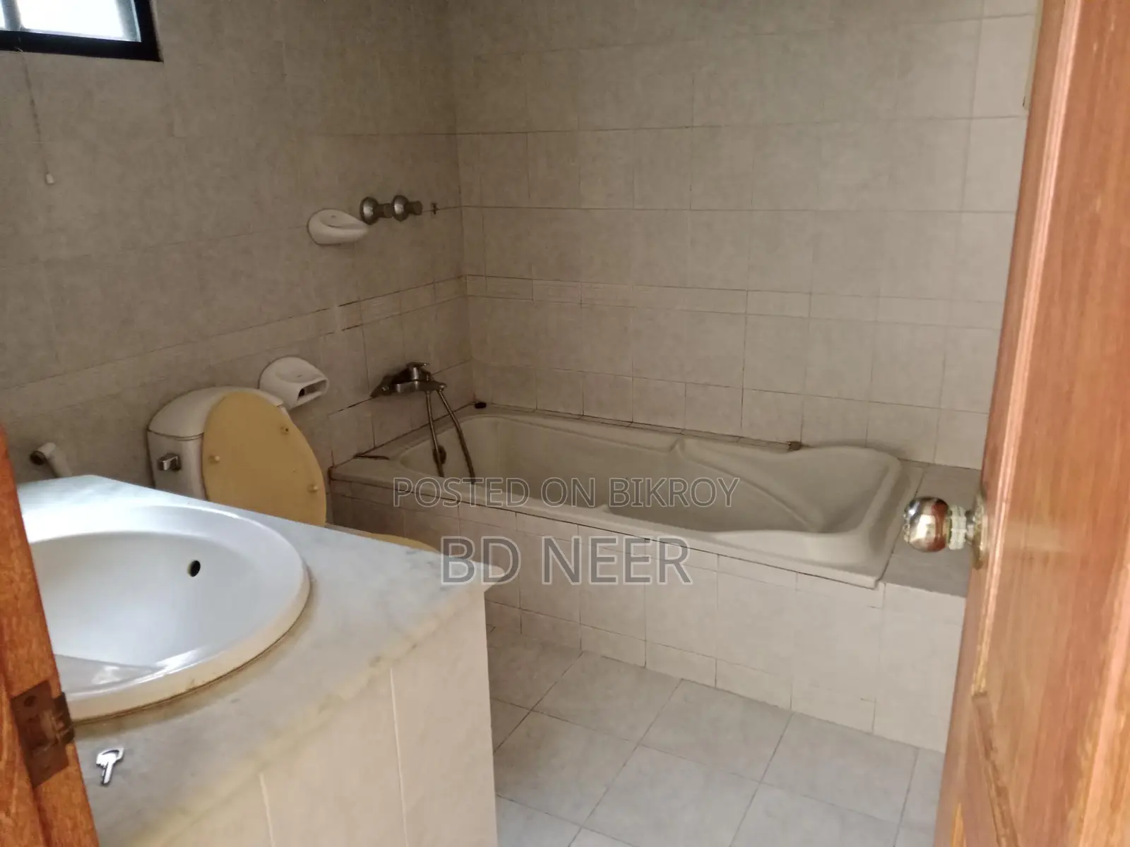 nice looking 2900 sft 4 Bed room apt available in Gulshan