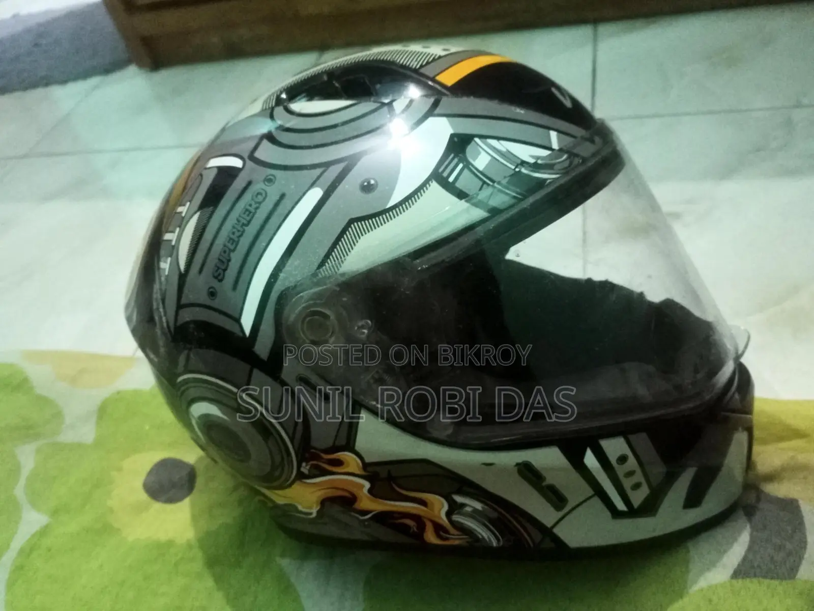 একটি হেলমেট বিক্রির জন্য