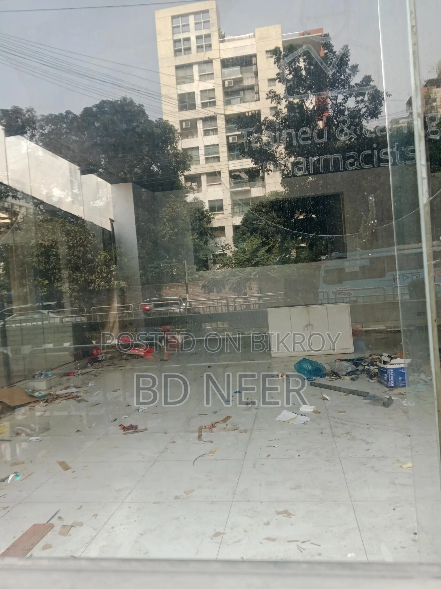 commercial 1600 sft coffee shop/ Show room rent in banani 11