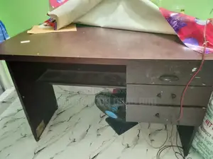 অফিস টেবিল