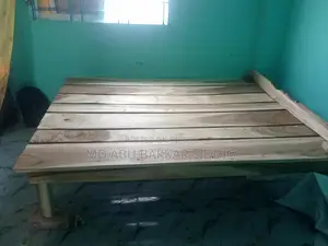 ৫/৬ একটি চৌকি বিক্রয় করা হবে