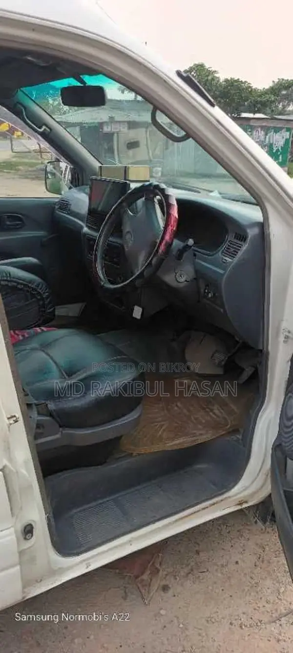 Toyota Noah 2006