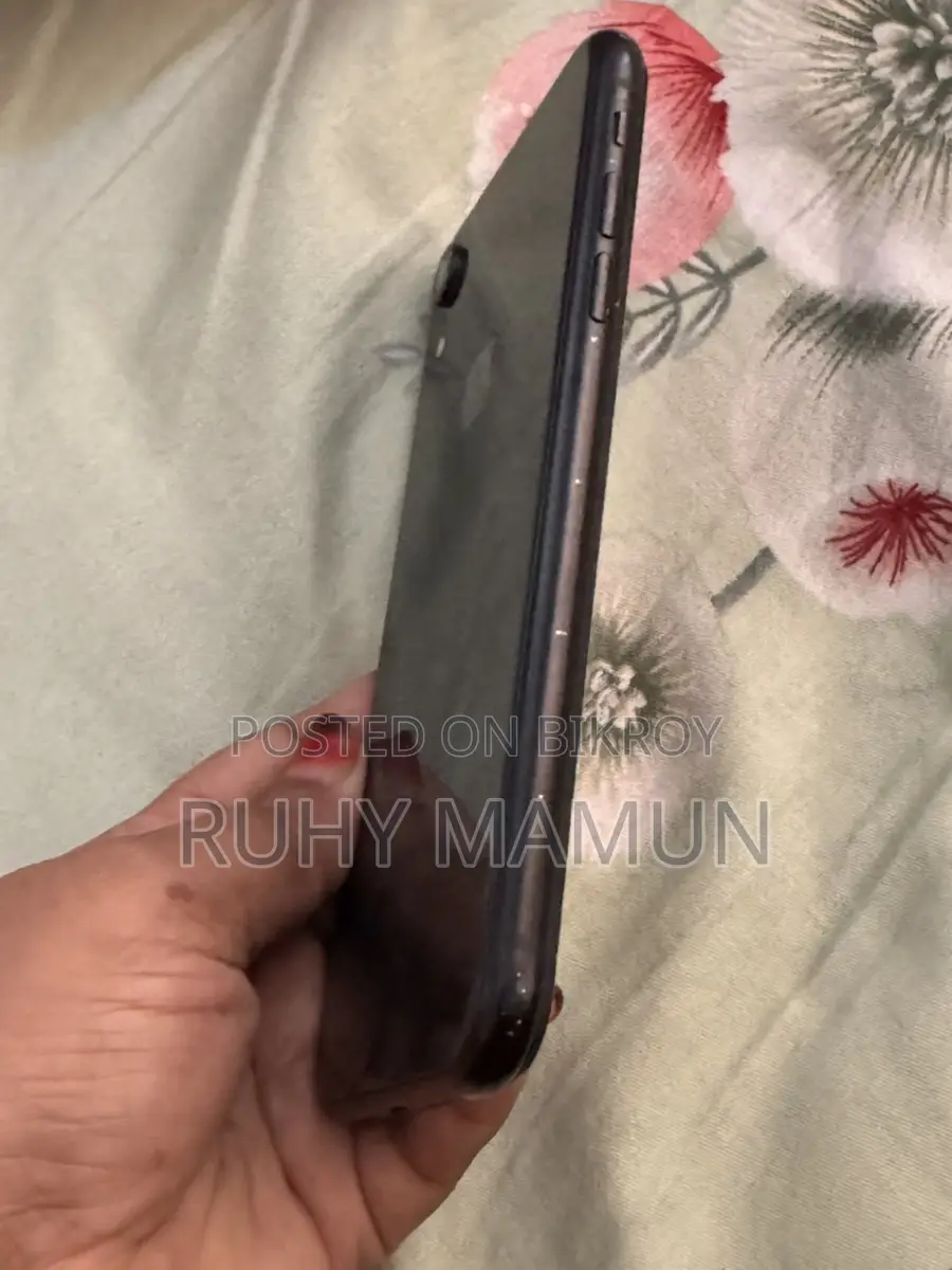 Apple iPhone XR . (Used)