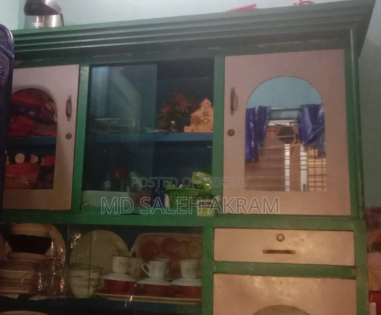 জরুরী টাকার প্রয়োজনে শোকেস বিক্রি