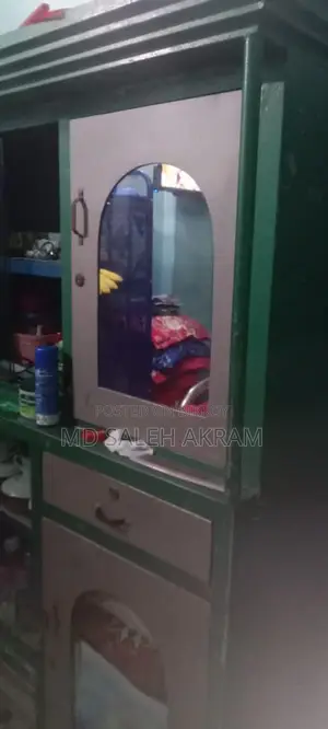 জরুরী টাকার প্রয়োজনে শোকেস বিক্রি