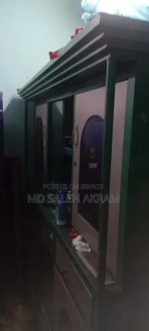 জরুরী টাকার প্রয়োজনে শোকেস বিক্রি
