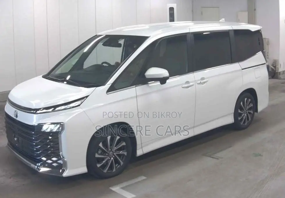 Toyota Voxy SZ HYB WITH LEG REST 2022