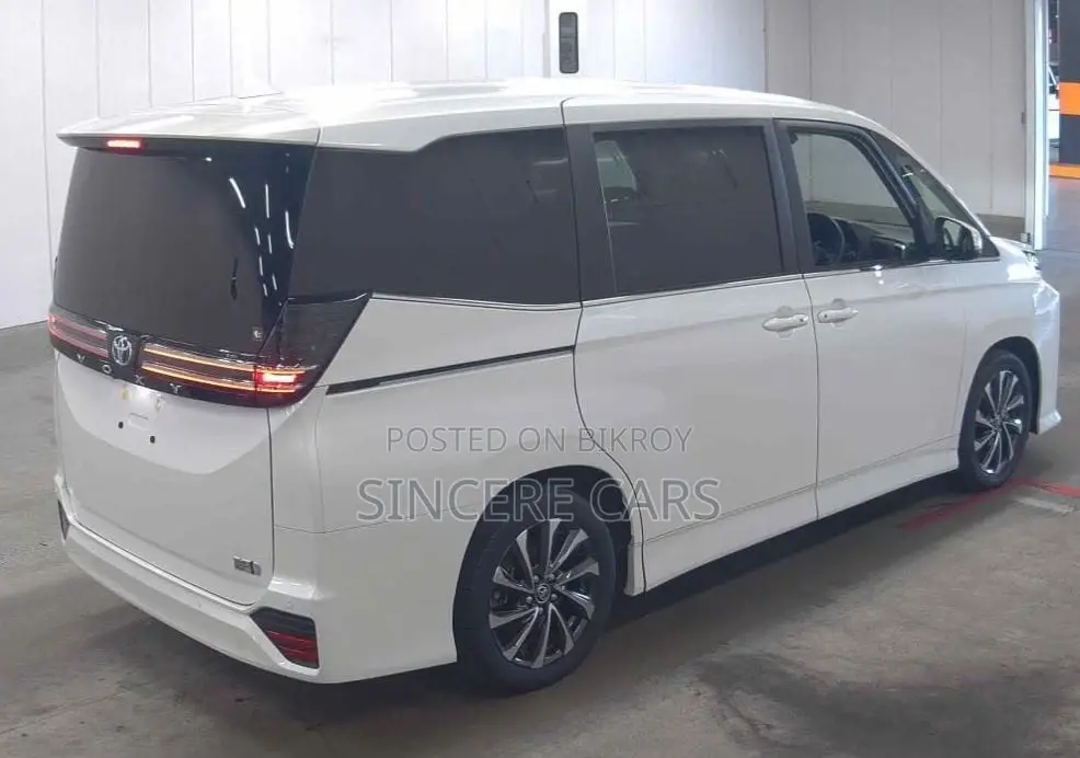 Toyota Voxy SZ HYB WITH LEG REST 2022