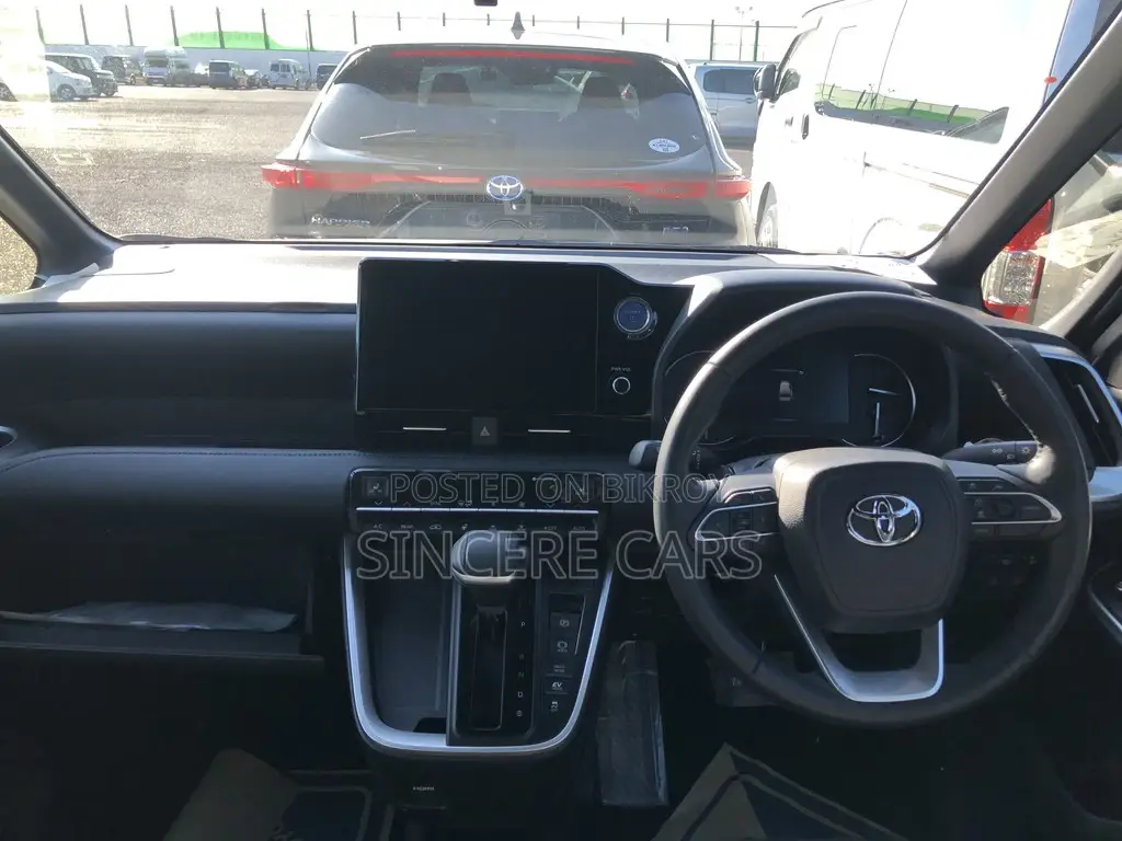 Toyota Voxy SZ HYB WITH LEG REST 2022