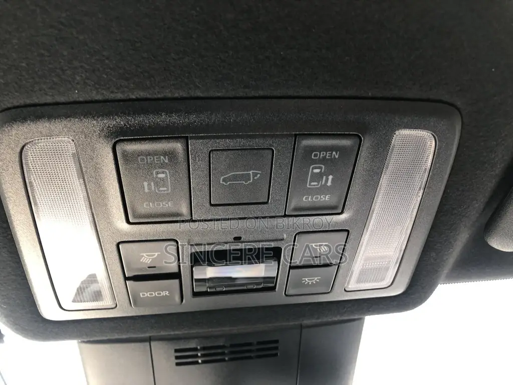Toyota Voxy SZ HYB WITH LEG REST 2022