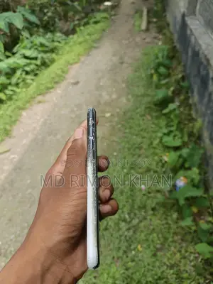 Apple iPhone XR . (Used)