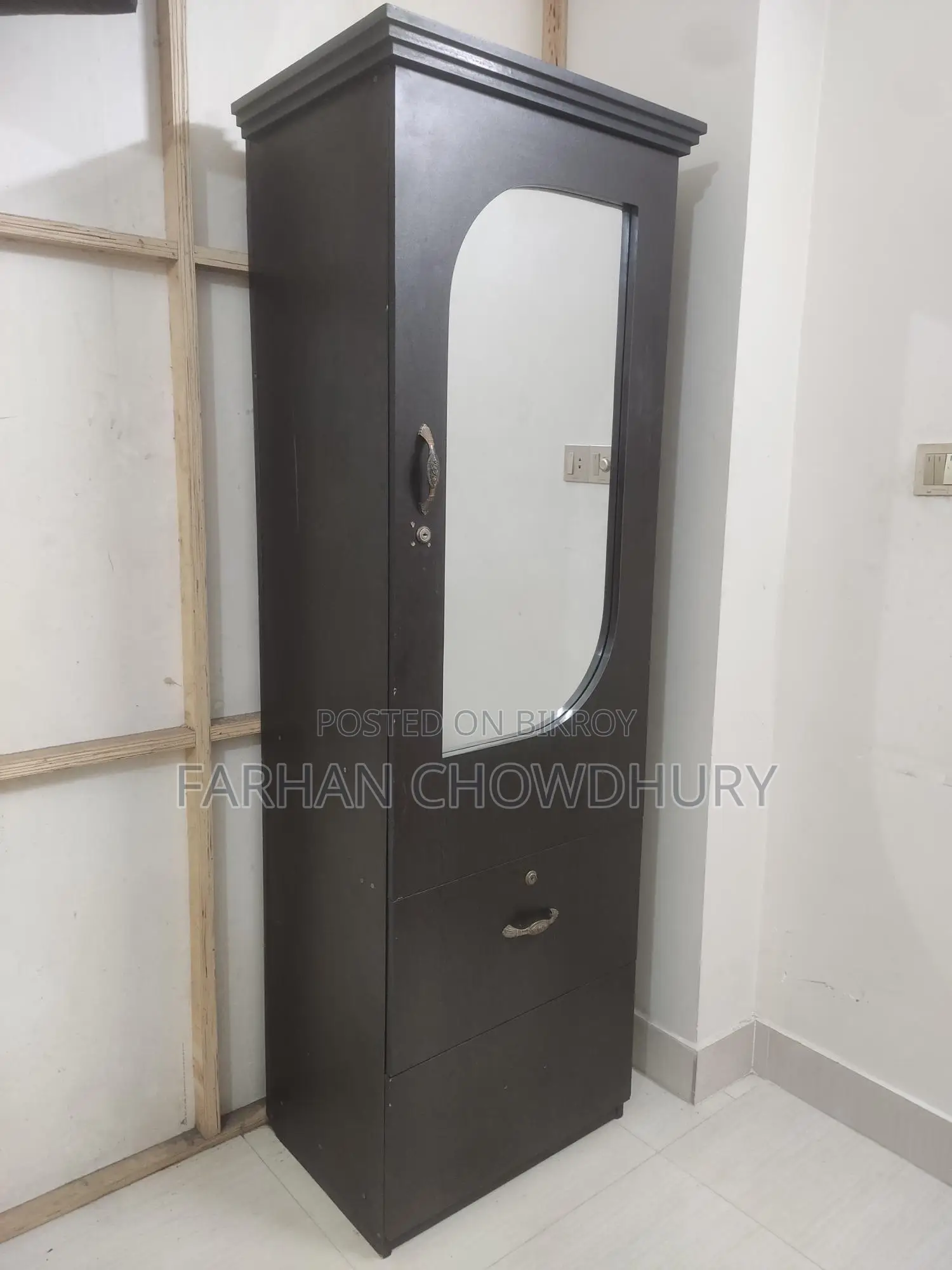 আয়নাযুক্ত সিঙ্গেল ডোর আলমারি – প্রায় নতুন
