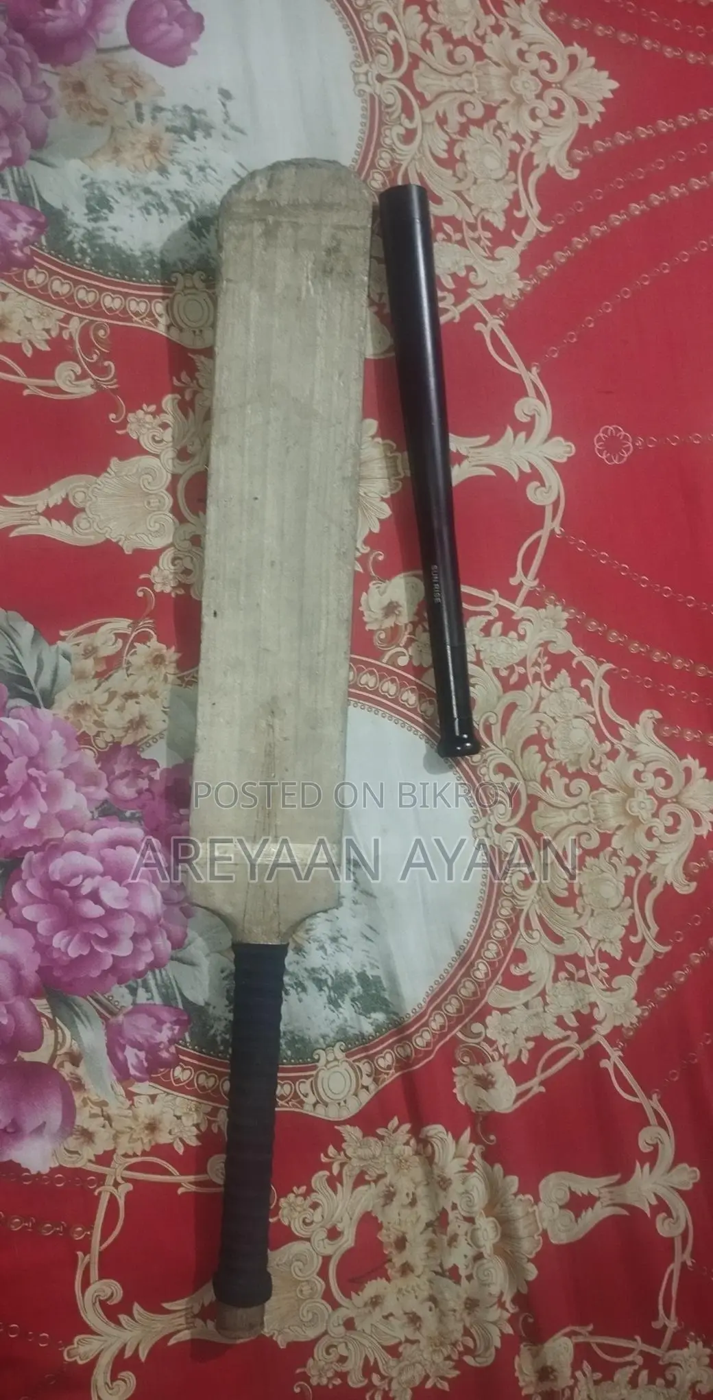 ইমার্জেন্সি সেল উইথ মিনি বেসবল ব্যাট