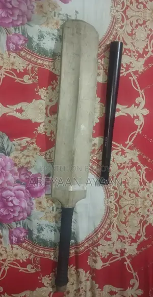 ইমার্জেন্সি সেল উইথ মিনি বেসবল ব্যাট