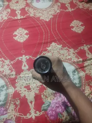 ইমার্জেন্সি সেল উইথ মিনি বেসবল ব্যাট