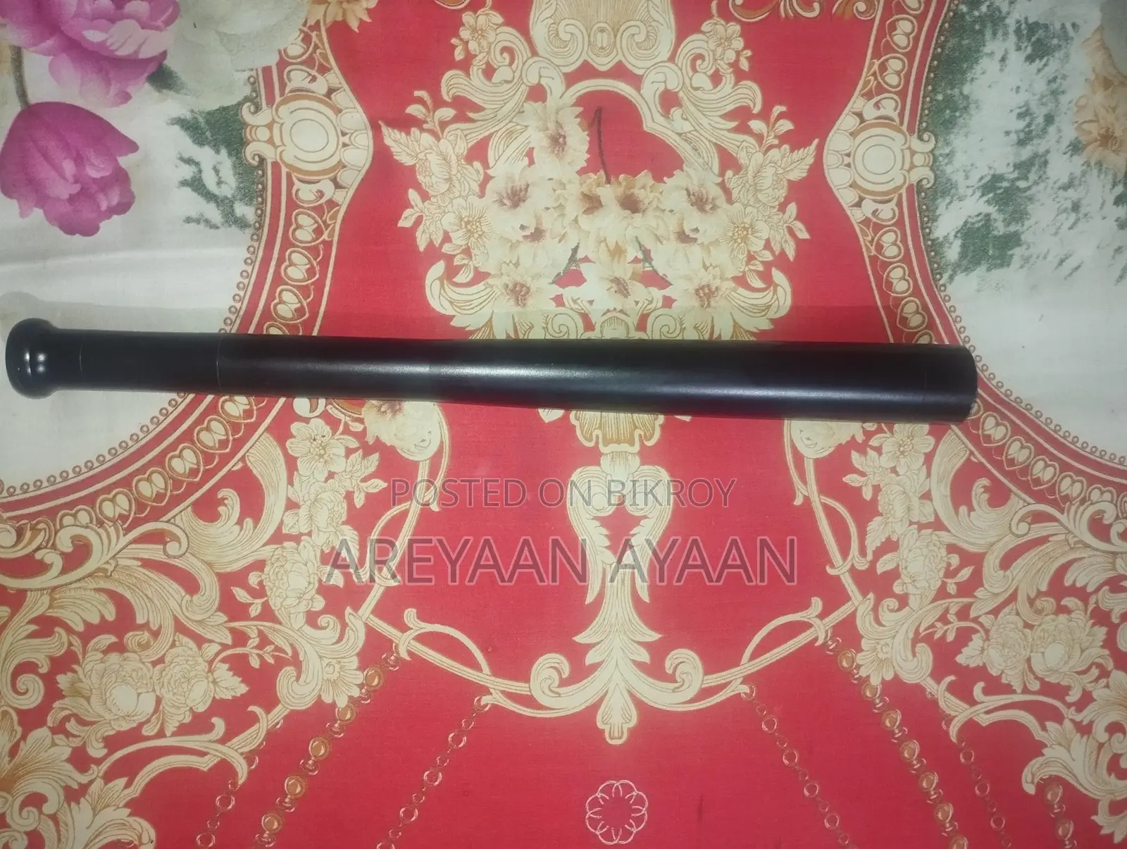 ইমার্জেন্সি সেল উইথ মিনি বেসবল ব্যাট