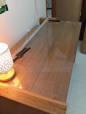 টেবিলটি বিক্রি হবে