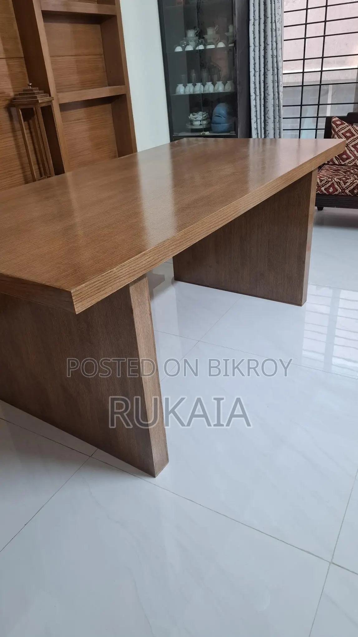 ডাইনিং টেবিল নতুন ব্যবহার করা হয় না