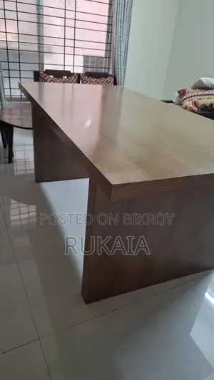 ডাইনিং টেবিল নতুন ব্যবহার করা হয় না